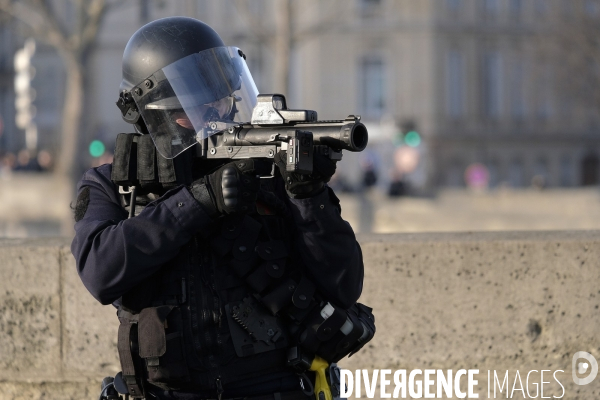 Gilets Jaunes Paris Acte 14. French yellow vests (Gilets jaunes) Protest Paris. .