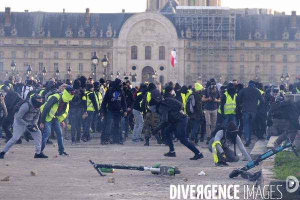 Gilets Jaunes Paris Acte 14. French yellow vests (Gilets jaunes) Protest Paris. .