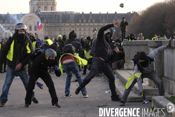 Gilets Jaunes Paris Acte 14. French yellow vests (Gilets jaunes) Protest Paris. .