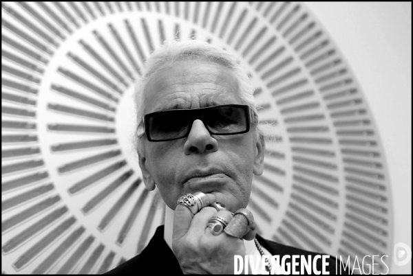 Karl Lagerfeld est mort à l âge de 85 ans. il était le directeur artistique de Chanel.   Karl Lagerfeld died at the age of 85, fashion designer. the artistic director of Chanel.   .