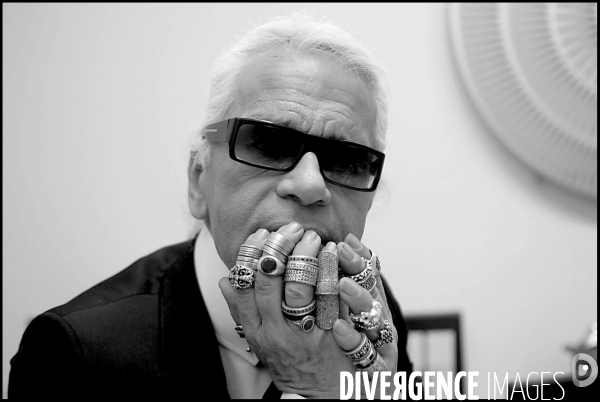 Karl Lagerfeld est mort à l ¢ge de 85 ans. il était le directeur artistique de Chanel.   Karl Lagerfeld died at the age of 85, fashion designer. the artistic director of Chanel.   .