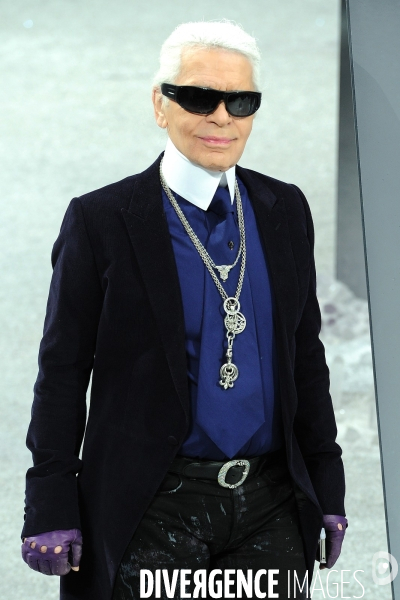 Karl Lagerfeld est mort à l âge de 85 ans. il était le directeur artistique de Chanel.   Karl Lagerfeld died at the age of 85, fashion designer. the artistic director of Chanel.   .