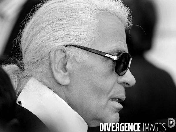 Karl Lagerfeld est mort à l âge de 85 ans. il était le directeur artistique de Chanel.   Karl Lagerfeld died at the age of 85, fashion designer. the artistic director of Chanel.   .