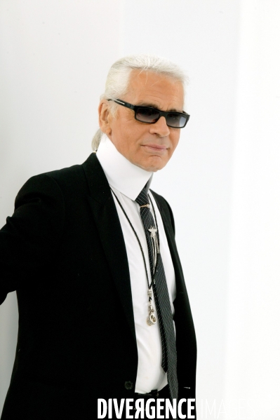 Karl Lagerfeld est mort à l ¢ge de 85 ans. il était le directeur artistique de Chanel.   Karl Lagerfeld died at the age of 85, fashion designer. the artistic director of Chanel.   .