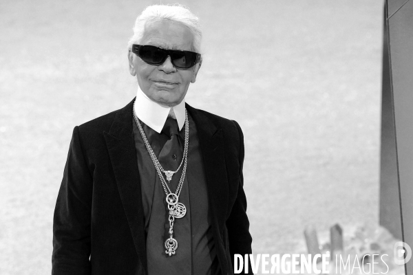 Karl Lagerfeld est mort à l âge de 85 ans. il était le directeur artistique de Chanel.   Karl Lagerfeld died at the age of 85, fashion designer. the artistic director of Chanel.   .