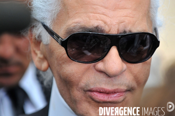 Karl Lagerfeld est mort à l âge de 85 ans. il était le directeur artistique de Chanel.   Karl Lagerfeld died at the age of 85, fashion designer. the artistic director of Chanel.   .