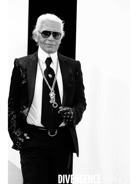 Karl Lagerfeld est mort à l âge de 85 ans. il était le directeur artistique de Chanel.   Karl Lagerfeld died at the age of 85, fashion designer. the artistic director of Chanel.   .
