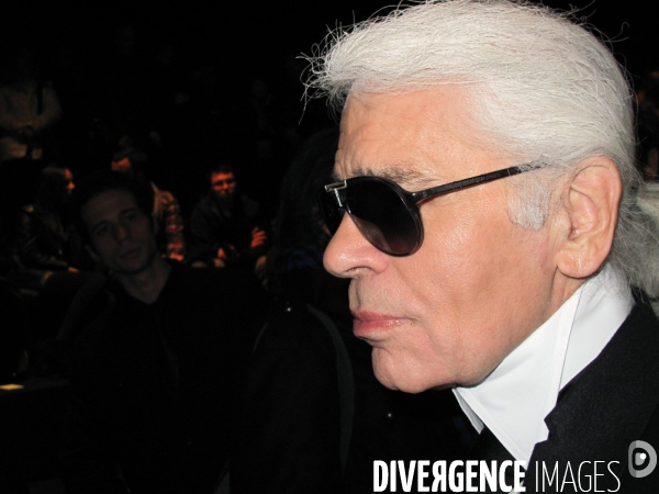 Karl Lagerfeld est mort à l âge de 85 ans. il était le directeur artistique de Chanel.   Karl Lagerfeld died at the age of 85, fashion designer. the artistic director of Chanel.   .