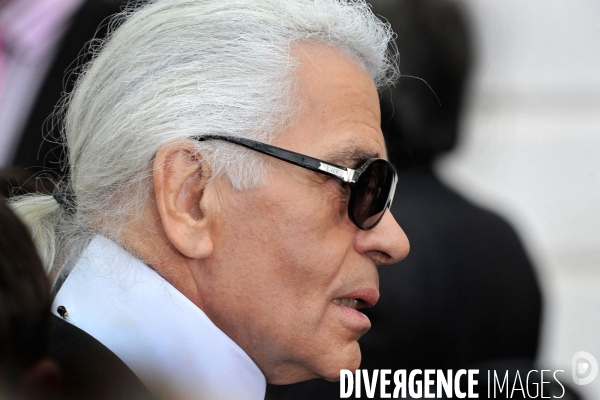 Karl Lagerfeld est mort à l âge de 85 ans. il était le directeur artistique de Chanel.   Karl Lagerfeld died at the age of 85, fashion designer. the artistic director of Chanel.   .