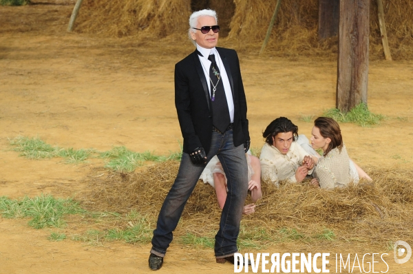 Karl Lagerfeld est mort à l ¢ge de 85 ans. il était le directeur artistique de Chanel.   Karl Lagerfeld died at the age of 85, fashion designer. the artistic director of Chanel.   .