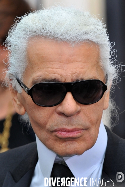 Karl Lagerfeld est mort à l âge de 85 ans. il était le directeur artistique de Chanel.   Karl Lagerfeld died at the age of 85, fashion designer. the artistic director of Chanel.   .