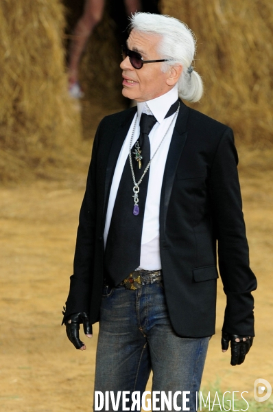 Karl Lagerfeld est mort à l âge de 85 ans. il était le directeur artistique de Chanel.   Karl Lagerfeld died at the age of 85, fashion designer. the artistic director of Chanel.   .