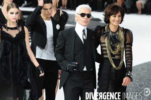 Karl Lagerfeld est mort à l ¢ge de 85 ans. il était le directeur artistique de Chanel.   Karl Lagerfeld died at the age of 85, fashion designer. the artistic director of Chanel.   .
