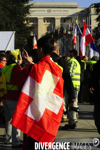 Sitting   des gilets Jaunes francais place des Nations devant l ONU Geneve. Suisse