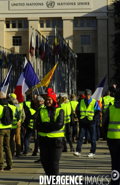 Sitting   des gilets Jaunes francais place des Nations devant l ONU Geneve. Suisse