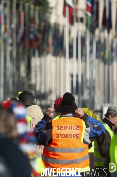 Sitting   des gilets Jaunes francais place des Nations devant l ONU Geneve. Suisse