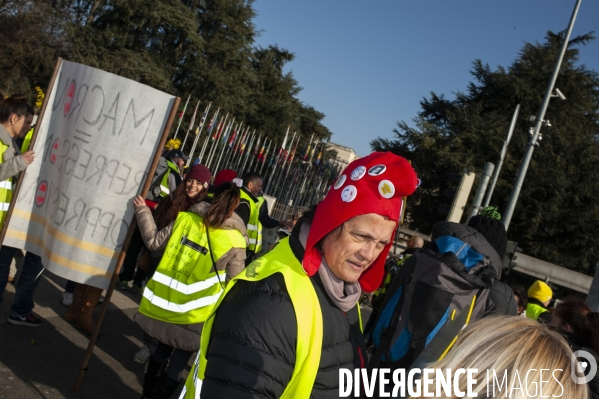 Sitting   des gilets Jaunes francais place des Nations devant l ONU Geneve. Suisse