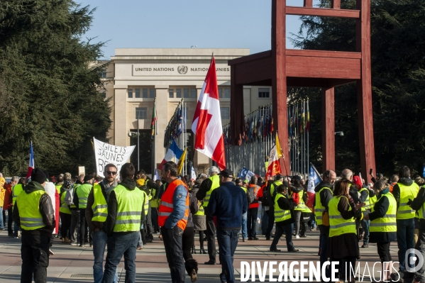 Sitting   des gilets Jaunes francais place des Nations devant l ONU Geneve. Suisse