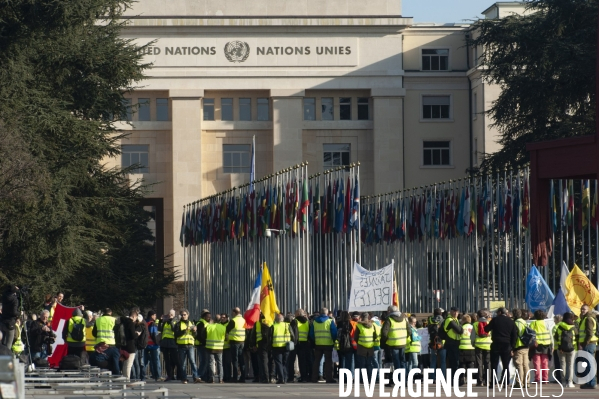 Sitting   des gilets jaunes francais et suisses place des Nations devant l ONU Geneve. Suisse