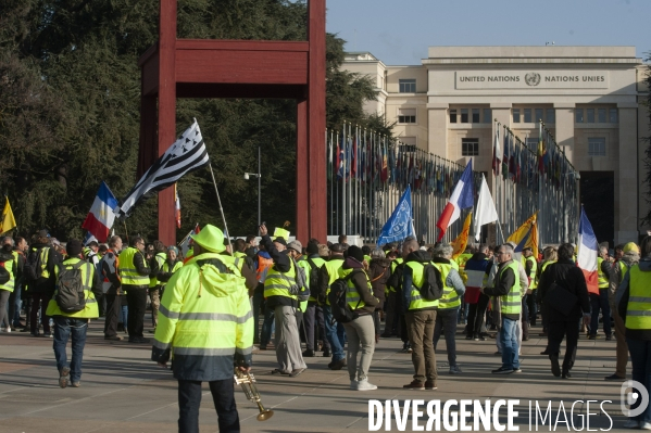 Sitting   des gilets Jaunes francais et suisses Place des Nations devant l ONU Geneve. Suisse