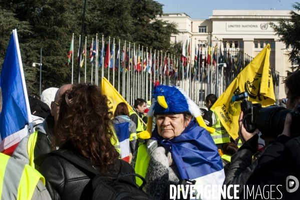 Sitting   des gilets Jaunes francais place des Nations devant l ONU Geneve. Suisse