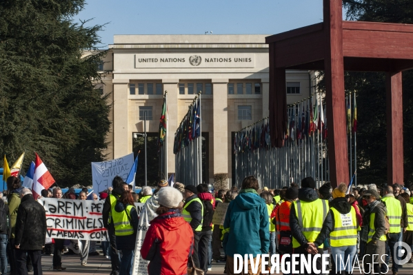 Sitting   des gilets Jaunes francais place des Nations devant l ONU Geneve. Suisse