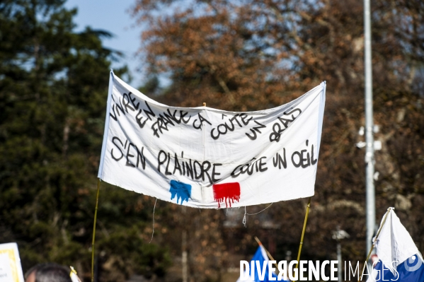 Slogans des gilets Jaunes francais place des Nations devant l ONU Geneve. Suisse