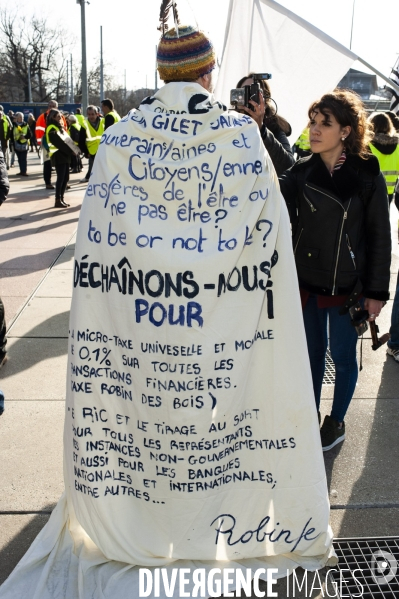 Sitting   des gilets Jaunes francais place des Nations devant l ONU Geneve. Suisse