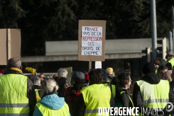 Sitting   des gilets Jaunes francais Place des Nations devant l ONU Geneve. Suisse