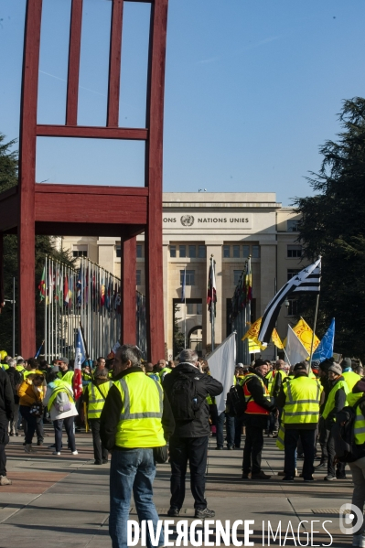 Sitting   des gilets Jaunes francais place des Nations devant l ONU Geneve. Suisse