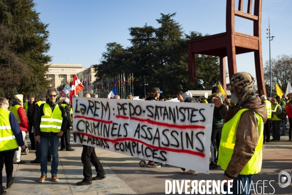 Sitting   des gilets Jaunes francais place des Nations devant l ONU Geneve. Suisse