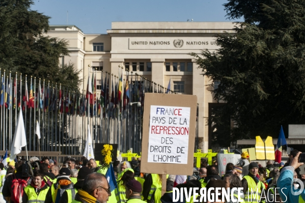 Sitting   des gilets Jaunes francais place des Nations devant l ONU Geneve. Suisse