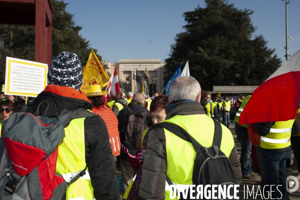 Sitting   des gilets Jaunes francais place des Nations devant l ONU Geneve. Suisse