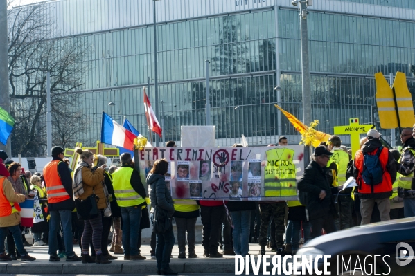 Sitting   des gilets Jaunes francais place des Nations devant l ONU Geneve. Suisse