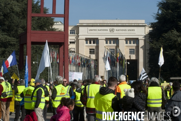 Sitting   des gilets Jaunes francais place des Nations devant l ONU Geneve. Suisse