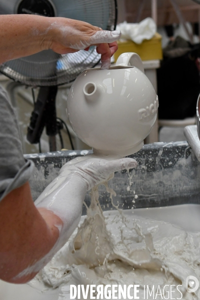 Fabrication du pot ricard chez revol porcelaine