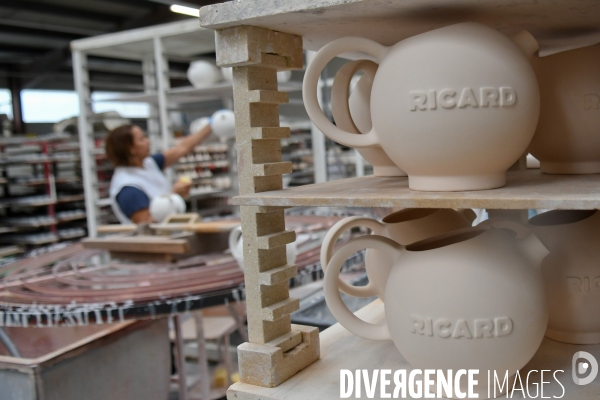 Fabrication du pot ricard chez revol porcelaine