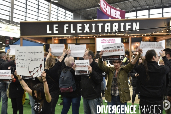 Activistes Vegans au Salon de l Agriculture 2019, devant le stand INTERBEV/FLEXITARIEN. Animals rights