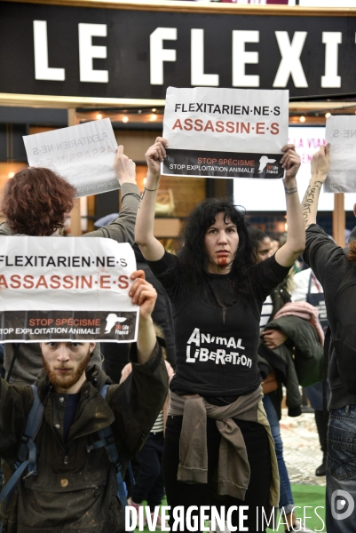 Activistes Vegans au Salon de l Agriculture 2019, devant le stand INTERBEV/FLEXITARIEN. Animals rights