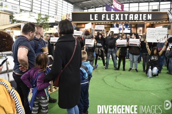Activistes Vegans au Salon de l Agriculture 2019, devant le stand INTERBEV/FLEXITARIEN. Animals rights