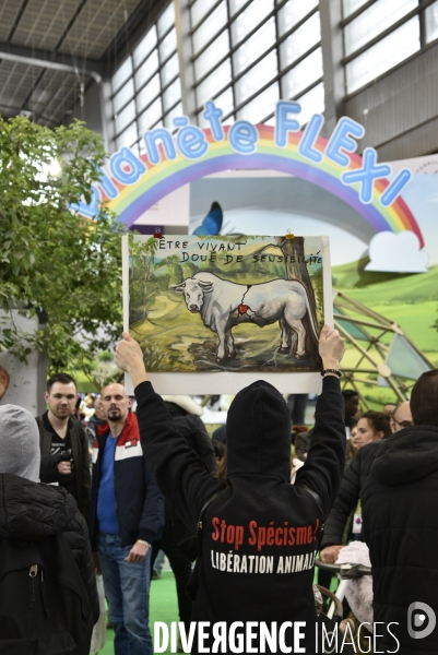 Activistes Vegans au Salon de l Agriculture 2019, devant le stand INTERBEV/FLEXITARIEN. Animals rights