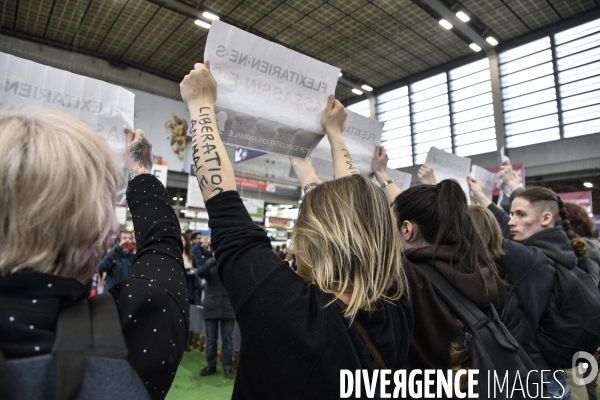 Activistes Vegans au Salon de l Agriculture 2019, devant le stand INTERBEV/FLEXITARIEN. Animals rights