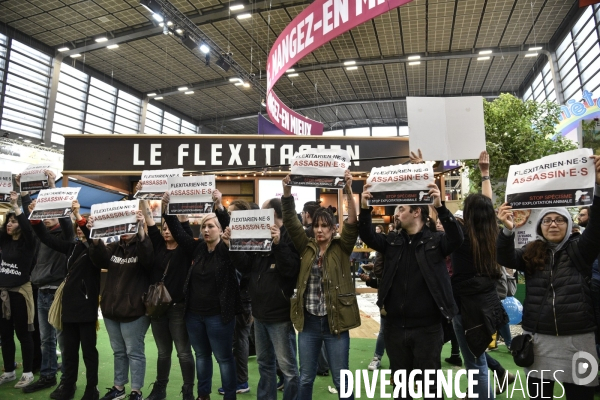 Activistes Vegans au Salon de l Agriculture 2019, devant le stand INTERBEV/FLEXITARIEN. Animals rights