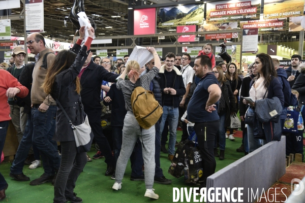 Activistes Vegans au Salon de l Agriculture 2019, devant le stand INTERBEV/FLEXITARIEN. Animals rights