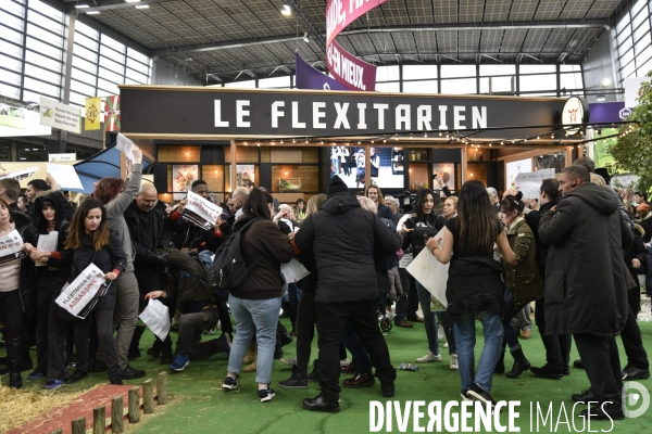 Activistes Vegans au Salon de l Agriculture 2019, devant le stand INTERBEV/FLEXITARIEN. Animals rights