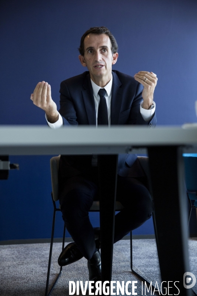 Alexandre BOMPARD, PDG du groupe Carrefour, dans son bureau au siège de Carrefour à Massy.
