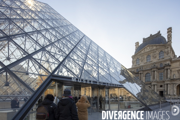 Pyramide du Louvre