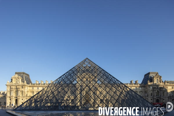 Pyramide du Louvre