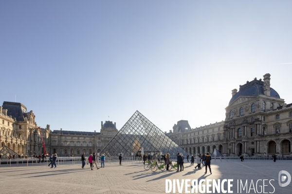 Pyramide du Louvre