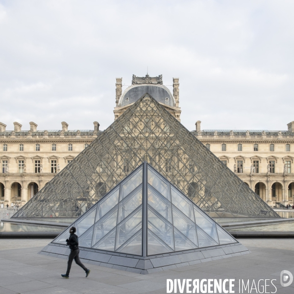 Pyramide du Louvre